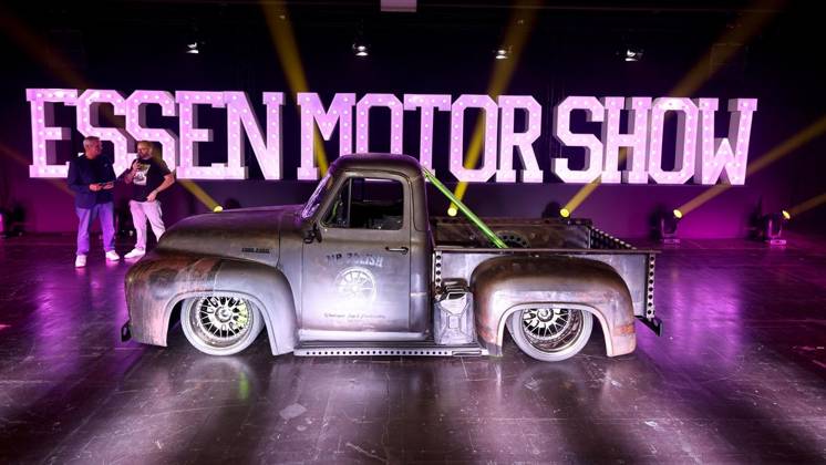 Carwalk zur Essen Motor Show - Große Fotostrecke der spektakulären Autos ** NUR FÜR REDAKTIONELLE ZWECKE ** EDITORIAL USE ONLY **<p>Ford F-100 Restomod zur Essen Motor Show am 14. Okotber 2026 in der Messe Essen in Essen-Rüttenscheid. Deutschland Nordrhein-Westfalen Essen Copyright: ChristofxKöpsel
