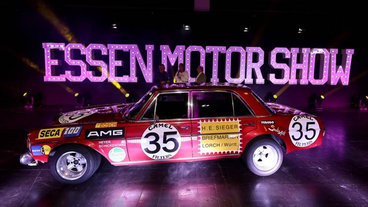 Carwalk zur Essen Motor Show - Große Fotostrecke der spektakulären Autos ** NUR FÜR REDAKTIONELLE ZWECKE ** EDITORIAL USE ONLY **<p>Mercedes-Benz 300 SEL 6.8 AMG zur Essen Motor Show am 14. Okotber 2026 in der Messe Essen in Essen-Rüttenscheid. Deutschland Nordrhein-Westfalen Essen Copyright: ChristofxKöpsel