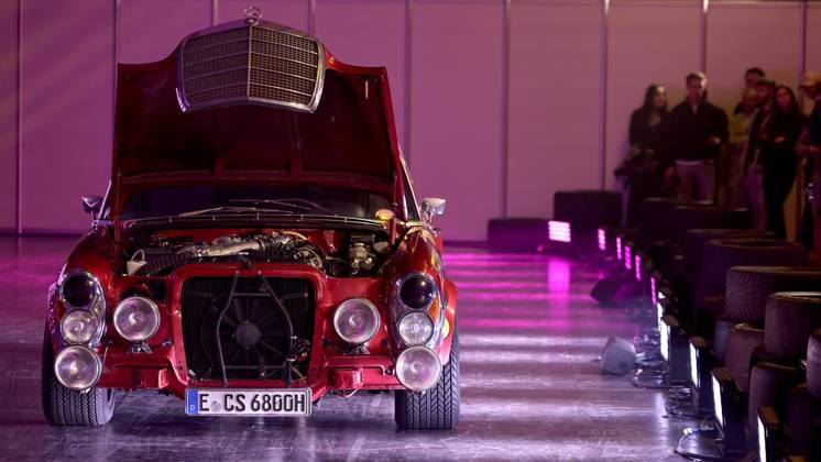 Carwalk zur Essen Motor Show - Große Fotostrecke der spektakulären Autos ** NUR FÜR REDAKTIONELLE ZWECKE ** EDITORIAL USE ONLY **<p>Mercedes-Benz 300 SEL 6.8 AMG zur Essen Motor Show am 14. Okotber 2026 in der Messe Essen in Essen-Rüttenscheid. Deutschland Nordrhein-Westfalen Essen Copyright: ChristofxKöpsel