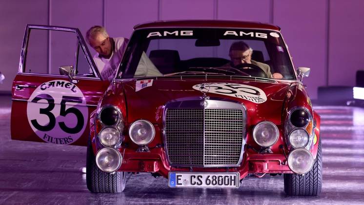Carwalk zur Essen Motor Show - Große Fotostrecke der spektakulären Autos ** NUR FÜR REDAKTIONELLE ZWECKE ** EDITORIAL USE ONLY **<p>Mercedes-Benz 300 SEL 6.8 AMG zur Essen Motor Show am 14. Okotber 2026 in der Messe Essen in Essen-Rüttenscheid. Deutschland Nordrhein-Westfalen Essen Copyright: ChristofxKöpsel