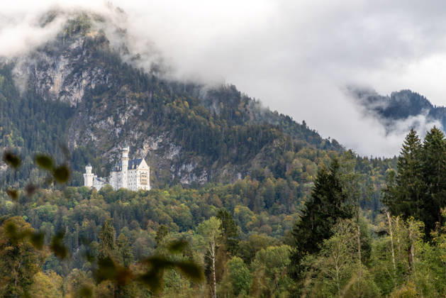 Herbst im Allgäu Blick auf die Herbstlandschaft mit Schloss Neuschwanstein., Schwangau Bayern Deutschland