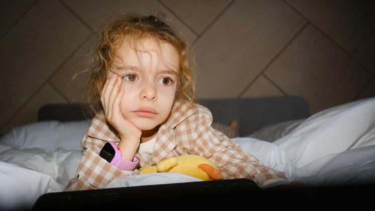 Little girl in pajamas watching a screen in bed at night Yoshkar-Ola, Mari El Republic, Russia R_OLSA261012-2142431-01 ,model released, Symbolfoto ,property released