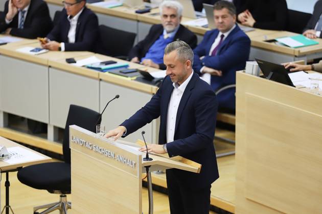 Magdeburg, Sachsen-Anhalt, Deutschland, 14.10.2026: Landtag: Sondersitzung: Ulrich Siegmund, AfD, hält eine Rede zur Einbringung eines gemeinsamen Antrags mit dem BSW, sich für Friedensgespräche im Ukraine-Krieg einzusetzen. Im Hintergrund Teile der geschäftsführenden Landesregierung mit (L-R) Infrastrukturministerin Lydia Hüskens, FDP, Wirtschaftsminister Armin Willingmann, SPD, und Ministerpräsident Sven Schulze, CDU. Copyright: xdtsxNachrichtenagenturx dts_138803