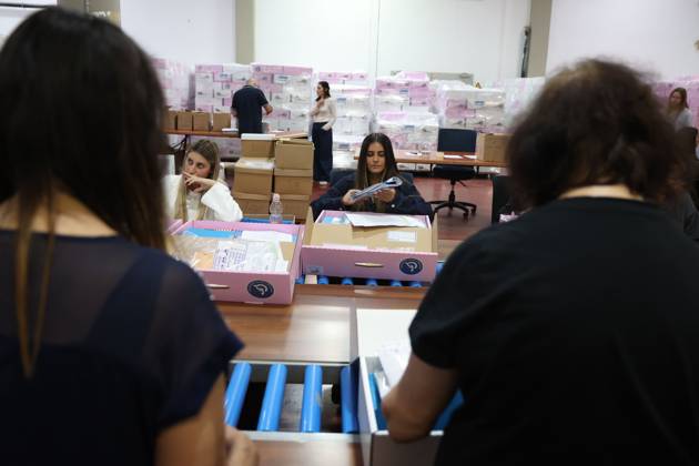 Israel Prepares For Parliamentary Elections SHOHAM, ISRAEL, OCTOBER 14, 2026: Preparations for Israel™s upcoming parliamentary elections at the Central Elections Committee™s logistics centre in Shoham. Workers organise and pack voting materials and polling station equipment during a media tour of the facility. SHOHAM Israel Copyright: x xSaeedxQaqx xJNAxPressx