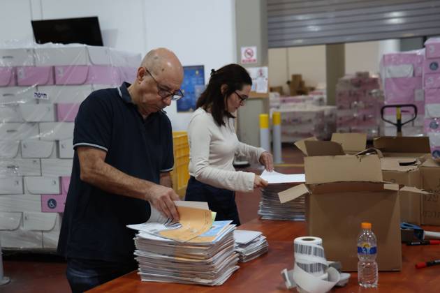 Israel Prepares For Parliamentary Elections SHOHAM, ISRAEL, OCTOBER 14, 2026: Preparations for Israel™s upcoming parliamentary elections at the Central Elections Committee™s logistics centre in Shoham. Workers organise and pack voting materials and polling station equipment during a media tour of the facility. SHOHAM Israel Copyright: x xSaeedxQaqx xJNAxPressx