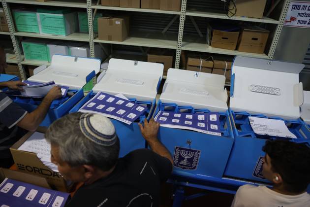 Israel Prepares For Parliamentary Elections SHOHAM, ISRAEL, OCTOBER 14, 2026: Preparations for Israel™s upcoming parliamentary elections at the Central Elections Committee™s logistics centre in Shoham. Workers organise and pack voting materials and polling station equipment during a media tour of the facility. SHOHAM Israel Copyright: x xSaeedxQaqx xJNAxPressx