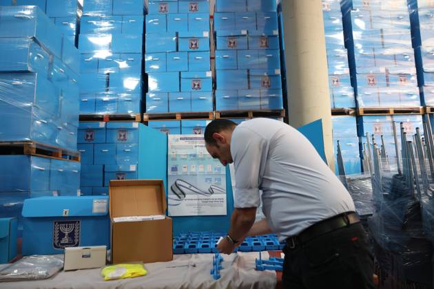 Israel Prepares For Parliamentary Elections SHOHAM, ISRAEL, OCTOBER 14, 2026: Preparations for Israel™s upcoming parliamentary elections at the Central Elections Committee™s logistics centre in Shoham. Workers organise and pack voting materials and polling station equipment during a media tour of the facility. SHOHAM Israel Copyright: x xSaeedxQaqx xJNAxPressx