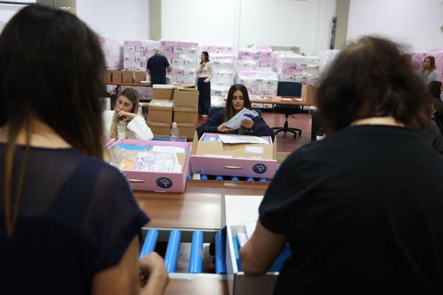 Israel Prepares For Parliamentary Elections SHOHAM, ISRAEL, OCTOBER 14, 2026: Preparations for Israel™s upcoming parliamentary elections at the Central Elections Committee™s logistics centre in Shoham. Workers organise and pack voting materials and polling station equipment during a media tour of the facility. SHOHAM Israel Copyright: x xSaeedxQaqx xJNAxPressx