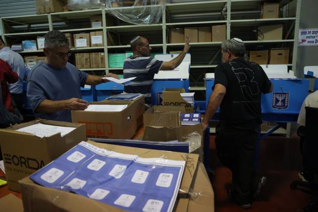 Israel Prepares For Parliamentary Elections SHOHAM, ISRAEL, OCTOBER 14, 2026: Preparations for Israel™s upcoming parliamentary elections at the Central Elections Committee™s logistics centre in Shoham. Workers organise and pack voting materials and polling station equipment during a media tour of the facility. SHOHAM Israel Copyright: x xSaeedxQaqx xJNAxPressx