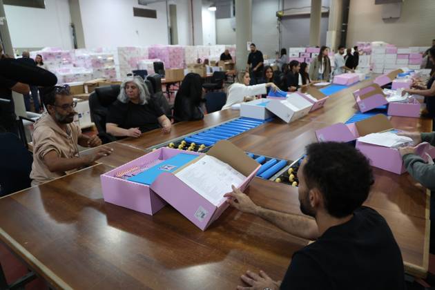 Israel Prepares For Parliamentary Elections SHOHAM, ISRAEL, OCTOBER 14, 2026: Preparations for Israel™s upcoming parliamentary elections at the Central Elections Committee™s logistics centre in Shoham. Workers organise and pack voting materials and polling station equipment during a media tour of the facility. SHOHAM Israel Copyright: x xSaeedxQaqx xJNAxPressx
