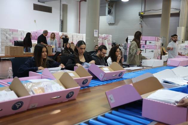 Israel Prepares For Parliamentary Elections SHOHAM, ISRAEL, OCTOBER 14, 2026: Preparations for Israel™s upcoming parliamentary elections at the Central Elections Committee™s logistics centre in Shoham. Workers organise and pack voting materials and polling station equipment during a media tour of the facility. SHOHAM Israel Copyright: x xSaeedxQaqx xJNAxPressx