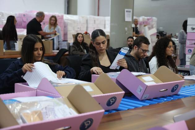 Israel Prepares For Parliamentary Elections SHOHAM, ISRAEL, OCTOBER 14, 2026: Preparations for Israel™s upcoming parliamentary elections at the Central Elections Committee™s logistics centre in Shoham. Workers organise and pack voting materials and polling station equipment during a media tour of the facility. SHOHAM Israel Copyright: x xSaeedxQaqx xJNAxPressx