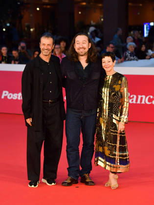 IPA89682902 - Rome, 2026 Film Festival Evening 2 Red carpet for the film ELSINORE In the photo: Andrea Occhipinti, Simon Stone, Gabrielle Tana  Copyright: xVincenzoxLandix xPoolxRomaxFilmxFestx2026x IPA89682902
