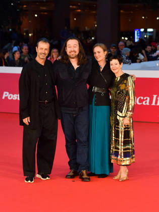 IPA89682909 - Rome, 2026 Film Festival Evening 2 Red Carpet for the film ELSINORE In the photo: Andrea Occhipinti, Gabrielle Tana, Claudia Cimmino, Simon Stone  Copyright: xVincenzoxLandix xPoolxRomaxFilmxFestx2026x IPA89682909