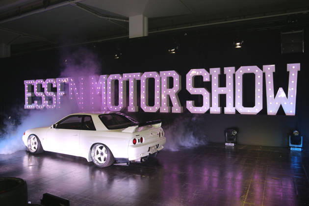 Nissan Skyline BNR32 GT-R V-Spec II (Baujahr 1994, aktuelles Kampagnenfahrzeug der Essen Motor Show 2026, Sonderschau tuningXperience) vor Schriftzug Essen Motor Show, Medientermin Carwalk zur Essen Motor Show am 14.10.2026 in der Messe Essen im Vorfeld der Essen Motor Show 2026 (28.11.-06.12.2026, EMS Preview 27.11.2026)