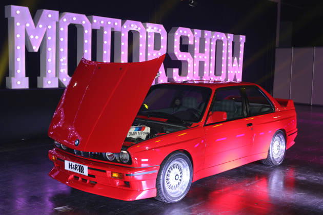 BMW M3 Evolution II (Sondermodell, limitiert auf 500 Exemplare, Baureihe 3er E30, Baujahr 1988, Farbe: Misanorot, mit geöffneter Motorhaube und dadurch sichtbarem Schriftzug BMW M Power) des Aussteller H&R Spezialfedern, Medientermin Carwalk zur Essen Motor Show am 14.10.2026 in der Messe Essen im Vorfeld der Essen Motor Show 2026 (28.11.-06.12.2026, EMS Preview 27.11.2026)