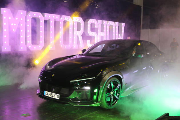 Ferrari Purosangue (Baujahr 2026) des Aussteller Capristo Automotive im künstlichen Nebel, Medientermin Carwalk zur Essen Motor Show am 14.10.2026 in der Messe Essen im Vorfeld der Essen Motor Show 2026 (28.11.-06.12.2026, EMS Preview 27.11.2026)