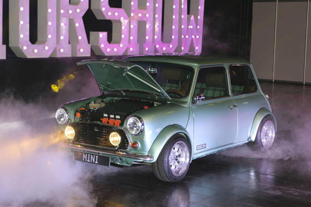 Rover Mini WATTson (Elektroauto mit Tesla Motor auf Basis Rover Mini Cooper 1.3i Baujahr 1996) im künstlichen Nebel mit geöffneter Motorhaube, Medientermin Carwalk zur Essen Motor Show am 14.10.2026 in der Messe Essen im Vorfeld der Essen Motor Show 2026 (28.11.-06.12.2026, EMS Preview 27.11.2026), Sonderschau tuningXperience