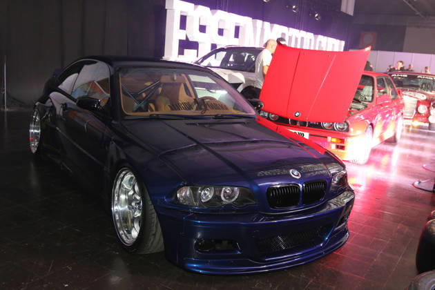 BMW 320i Coupe Widebody (3er, Baureihe E46, Baujahr 2002, Farbe: Enzianblau-Metallic), Sonderschau tuningXperience, Medientermin Carwalk zur Essen Motor Show am 14.10.2026 in der Messe Essen im Vorfeld der Essen Motor Show 2026 (28.11.-06.12.2026, EMS Preview 27.11.2026)