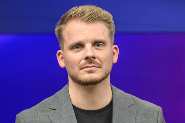 im Bild v.l.: Tim Klüssendorf, SPD (Generalsekretär), GER, Berlin, Studio, zu Gast bei Maischberger, politische Talkshow, TV, Format, mit Moderatorin Sandra Maischberger, Das Erste, aus Adlershof Am Studio 20, 14.10.2026, Copyright: HMBxMedia UwexKoch