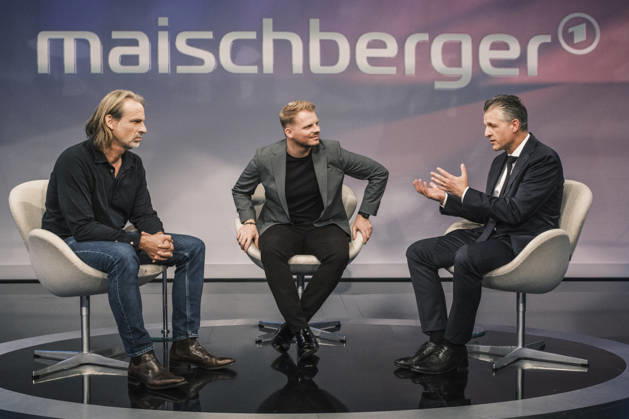 im Bild v.l.: Richard David Precht (Philosoph), Tim Klüssendorf, SPD (Generalsekretär), Thorsten Frei, CDU (Unionsfraktionsvorsitzender), auf dem Podium im Gespraech, , GER, Berlin, Studio, zu Gast bei – Maischberger, politische Talkshow, TV, Format, mit Moderatorin – Sandra Maischberger, Das Erste, aus Adlershof – Am Studio 20, 14.10.2026, Copyright: HMBxMedia UwexKoch