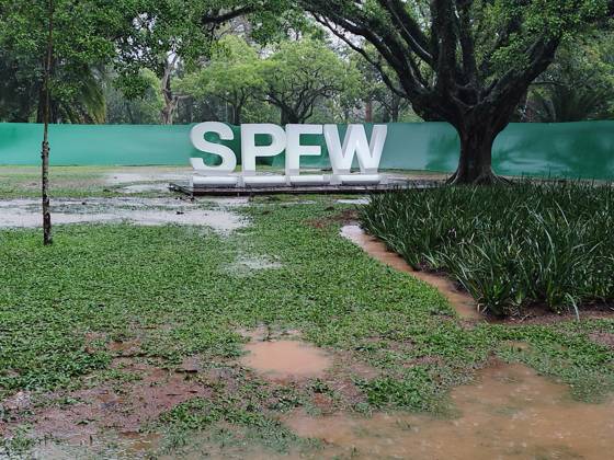 RECORD DATE NOT STATED Temporary blocks SPFW entrance Sao Paulo (SP), 10 14 2026 - Weather Rain SPFW - The storm that hit the city of Sao Paulo on Wednesday afternoon caused flooding at the entrance to Pacubra in Ibirapuera Park, where Sao Paulo Fashion Week takes place. Guest entry was interrupted for about an hour.(Foto: Leandro Chemalle Thenews2 imago images) Temporary blocks SPFW entrance  Copyright: xLeandroxChemallex