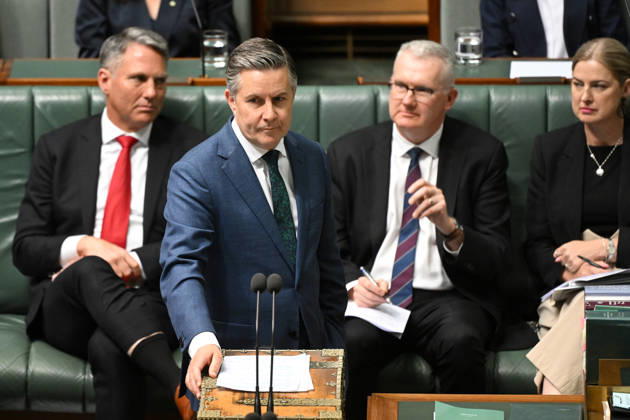 QUESTION TIME, Australian Health Minister Mark Butler speaks to Australian Communications Minister Anika Wells during Question Time in the House of Representatives at Parliament House in Canberra, Thursday, October 15, 2026. ( NO ARCHIVING CANBERRA AUSTRALIAN CAPITAL TERRITORY Australia  Copyright: xLUKASxCOCHx 20261015188579394920