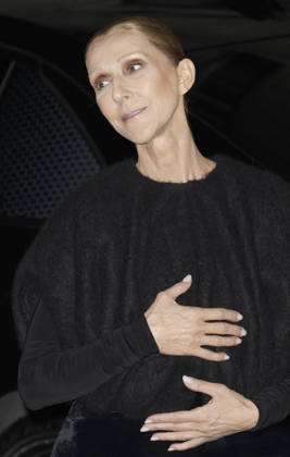Céline Dion greets her fans as she arrives at the Royal Monceau hotel in Paris after her concert at the Plénitude Arena in Paris La Défense on October 14, 2026. Christophe Aubert, Bestimage. Céline Dion greets her fans as she arrives at the Royal Monceau hotel in Paris after her concert at the Plénitude Arena in Paris La Défense on October 14, 2026, Paris, France  Copyright: xChristophexAubertx xBestimagexChristophexAubertx xBestimagex