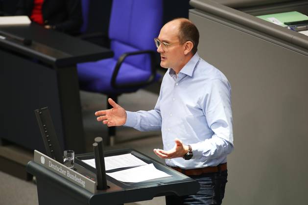 Berlin, Deutschland, 15.10.2026: Deutscher Bundestag: 102. Bundestagssitzung: Janosch Dahmen, Grüne Copyright: xdtsxNachrichtenagenturx dts_139004
