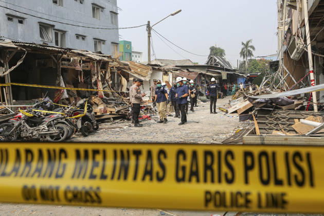 Blast at Indonesian market kills 2, injures 11 in South Tangerang BANTEN, INDONESIA - OCTOBER 15: Police officers investigate the scene of an explosion at a market in South Tangerang, on the outskirt of Jakarta, Indonesia, on October 15, 2026. The blast killed two people and injured at least 11 others, according to police. Investigators are examining the cause of the explosion after finding an ethylene gas cylinder at the site. The blast damaged shop-house buildings and scattered debris across the surrounding commercial area. Agoes Rudianto Anadolu Banten Indonesia. Editorial use only. Please get in touch for any other usage.  Copyright: x2026xAnadoluxAgoesxRudiantox