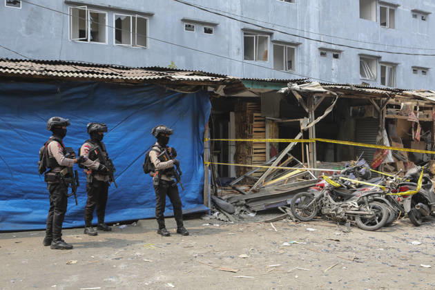 Blast at Indonesian market kills 2, injures 11 in South Tangerang BANTEN, INDONESIA - OCTOBER 15: Armed police officers stand guard at the site of an explosion at a market in South Tangerang, on the outskirt of Jakarta, Indonesia, on October 15, 2026. The blast killed two people and injured at least 11 others, according to police. Investigators are examining the cause of the explosion after finding an ethylene gas cylinder at the site. The blast damaged shop-house buildings and scattered debris across the surrounding commercial area. Agoes Rudianto Anadolu Banten Indonesia. Editorial use only. Please get in touch for any other usage.  Copyright: x2026xAnadoluxAgoesxRudiantox