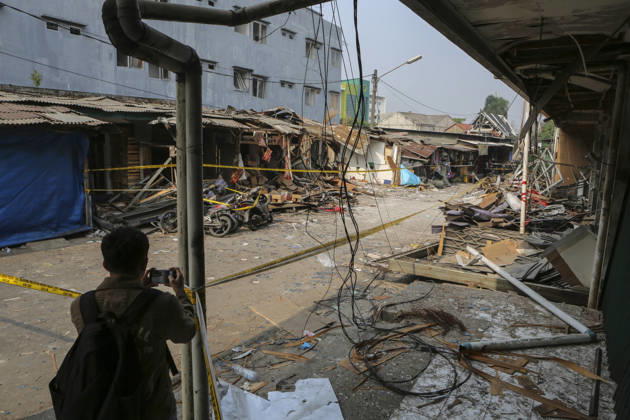 Blast at Indonesian market kills 2, injures 11 in South Tangerang BANTEN, INDONESIA - OCTOBER 15: A damaged shop-house buildings and debris scattered across the site of an explosion at a market in South Tangerang, on the outskirt of Jakarta, Indonesia, on October 15, 2026. The blast killed two people and injured at least 11 others, according to police. Investigators are examining the cause of the explosion after finding an ethylene gas cylinder at the site. The blast damaged shop-house buildings and scattered debris across the surrounding commercial area. Agoes Rudianto Anadolu Banten Indonesia. Editorial use only. Please get in touch for any other usage.  Copyright: x2026xAnadoluxAgoesxRudiantox