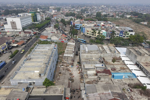 Blast at Indonesian market kills 2, injures 11 in South Tangerang BANTEN, INDONESIA - OCTOBER 15: An aerial view shows damaged shop-house buildings and debris scattered across the site of an explosion at a market in South Tangerang, on the outskirt of Jakarta, Indonesia, on October 15, 2026. The blast killed two people and injured at least 11 others, according to police. Investigators are examining the cause of the explosion after finding an ethylene gas cylinder at the site. The blast damaged shop-house buildings and scattered debris across the surrounding commercial area. Agoes Rudianto Anadolu Banten Indonesia. Editorial use only. Please get in touch for any other usage.  Copyright: x2026xAnadoluxAgoesxRudiantox