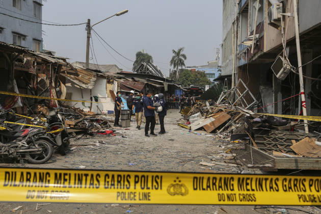 Blast at Indonesian market kills 2, injures 11 in South Tangerang BANTEN, INDONESIA - OCTOBER 15: Police officers investigate the scene of an explosion at a market in South Tangerang, on the outskirt of Jakarta, Indonesia, on October 15, 2026. The blast killed two people and injured at least 11 others, according to police. Investigators are examining the cause of the explosion after finding an ethylene gas cylinder at the site. The blast damaged shop-house buildings and scattered debris across the surrounding commercial area. Agoes Rudianto Anadolu Banten Indonesia. Editorial use only. Please get in touch for any other usage.  Copyright: x2026xAnadoluxAgoesxRudiantox
