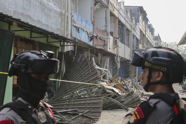Blast at Indonesian market kills 2, injures 11 in South Tangerang BANTEN, INDONESIA - OCTOBER 15: Armed police officers stand guard at the site of an explosion at a market in South Tangerang, on the outskirt of Jakarta, Indonesia, on October 15, 2026. The blast killed two people and injured at least 11 others, according to police. Investigators are examining the cause of the explosion after finding an ethylene gas cylinder at the site. The blast damaged shop-house buildings and scattered debris across the surrounding commercial area. Agoes Rudianto Anadolu Banten Indonesia. Editorial use only. Please get in touch for any other usage.  Copyright: x2026xAnadoluxAgoesxRudiantox