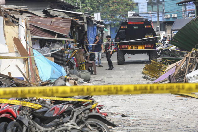 Blast at Indonesian market kills 2, injures 11 in South Tangerang BANTEN, INDONESIA - OCTOBER 15: Armed police officers stand guard at the site of an explosion at a market in South Tangerang, on the outskirt of Jakarta, Indonesia, on October 15, 2026. The blast killed two people and injured at least 11 others, according to police. Investigators are examining the cause of the explosion after finding an ethylene gas cylinder at the site. The blast damaged shop-house buildings and scattered debris across the surrounding commercial area. Agoes Rudianto Anadolu Banten Indonesia. Editorial use only. Please get in touch for any other usage.  Copyright: x2026xAnadoluxAgoesxRudiantox