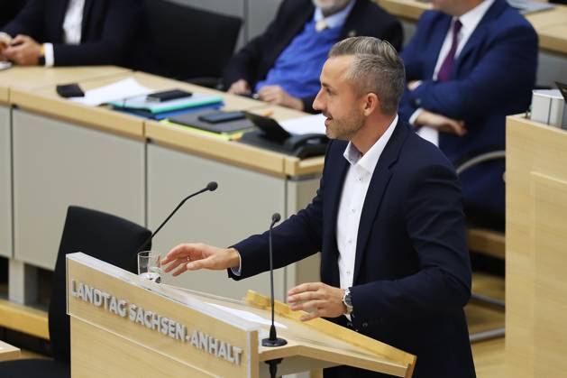 Magdeburg, Sachsen-Anhalt, Deutschland, 14.10.2026: Landtag: Sondersitzung: Ulrich Siegmund, AfD, hält eine Rede zur Einbringung eines gemeinsamen Antrags mit dem BSW, sich für Friedensgespräche im Ukraine-Krieg einzusetzen. Copyright: xdtsxNachrichtenagenturx dts_138986