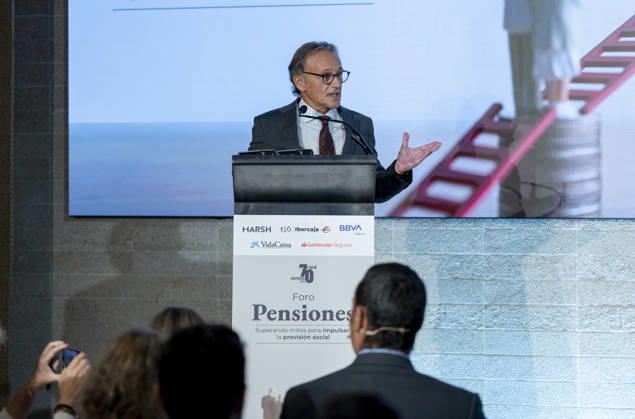 Elma Saiz Opens the 2026 Pensions Forum APD Executive Director Santiago Sesto speaks during the opening of the 2026 Pensions Forum at the COAM headquarters on October 15, 2026, in Madrid, Spain. The forum was organized by APD, BBVA Seguros, Ibercaja, Marsh, Santander Seguros, and VidaCaixa. October 15, 2026, Madrid, Spain Copyright: xAlbertoxOrtegax 7846799