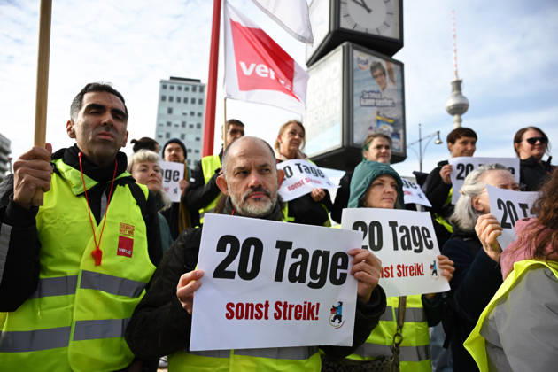 Charite workers strike over working conditions in Berlin BERLIN, GERMANY - OCTOBER 15: Workers at Charite, one of Germany’s largest university hospitals, take part in a warning strike called by the ver.di trade union, demanding better working conditions and reduced workloads, in Berlin, Germany, October 15, 2026. Volodymyr Sindieiev Anadolu Berlin Germany. Editorial use only. Please get in touch for any other usage.  Copyright: x2026xAnadoluxVolodymyrxSindieievx