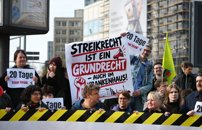 News Bilder des Tages Charite workers strike over working conditions in Berlin BERLIN, GERMANY - OCTOBER 15: Workers at Charite, one of Germany’s largest university hospitals, take part in a warning strike called by the ver.di trade union, demanding better working conditions and reduced workloads, in Berlin, Germany, October 15, 2026. Volodymyr Sindieiev Anadolu Berlin Germany. Editorial use only. Please get in touch for any other usage.  Copyright: x2026xAnadoluxVolodymyrxSindieievx