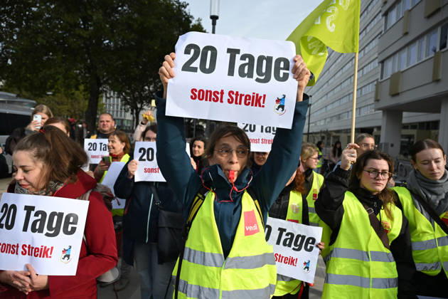 Charite workers strike over working conditions in Berlin BERLIN, GERMANY - OCTOBER 15: Workers at Charite, one of Germany’s largest university hospitals, take part in a warning strike called by the ver.di trade union, demanding better working conditions and reduced workloads, in Berlin, Germany, October 15, 2026. Volodymyr Sindieiev Anadolu Berlin Germany. Editorial use only. Please get in touch for any other usage.  Copyright: x2026xAnadoluxVolodymyrxSindieievx