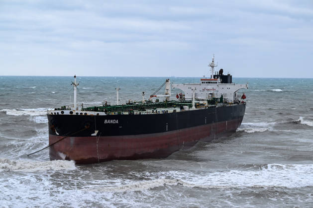 Ship runs aground in Istanbul s Sariyer ISTANBUL, TURKIYE - OCTOBER 15: A ship lies aground off the Kisirkaya coast in the Sariyer district of Istanbul, Turkiye, on October 15, 2026. Strong storm conditions caused the vessel to run aground. Arif Hüdaverdi Yaman Anadolu Istanbul Turkey. Editorial use only. Please get in touch for any other usage.  Copyright: x2026xAnadoluxArifxHüdaverdixYamanx