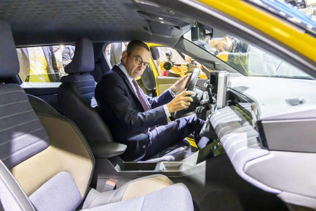 Paris, France October 15, 2026 - Paris Motor Show - Bruno Retailleau POLITIQUE, RETAILLEAU, LR, LES REPUBLICAINS, CAMPAGNE ELECTORALE, SALON DE L AUTOMOBILE, VOITURE, ECONOMIE, CONDUITE, PERMIS DE CONDUIRE, CONDUCTEUR, RENAULT  Copyright: xVincentxIsorex
