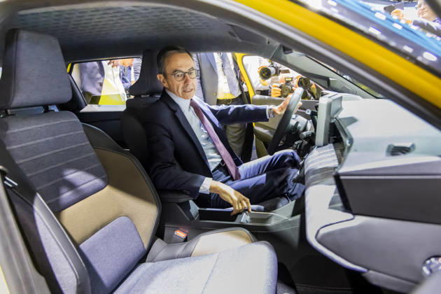 Paris, France October 15, 2026 - Paris Motor Show - Bruno Retailleau POLITIQUE, RETAILLEAU, LR, LES REPUBLICAINS, CAMPAGNE ELECTORALE, SALON DE L AUTOMOBILE, VOITURE, ECONOMIE, CONDUITE, PERMIS DE CONDUIRE, CONDUCTEUR, RENAULT  Copyright: xVincentxIsorex