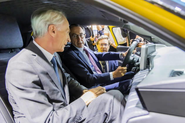 Paris, France October 15, 2026 - Paris Motor Show - Bruno Retailleau, Jean-Dominique Senard POLITIQUE, RETAILLEAU, LR, LES REPUBLICAINS, CAMPAGNE ELECTORALE, SALON DE L AUTOMOBILE, VOITURE, ECONOMIE, CONDUITE, PERMIS DE CONDUIRE, CONDUCTEUR, RENAULT  Copyright: xVincentxIsorex