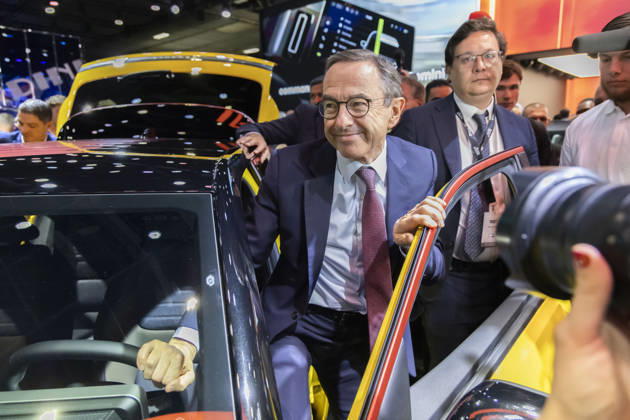 Paris, France October 15, 2026 - Paris Motor Show - Bruno Retailleau POLITIQUE, RETAILLEAU, LR, LES REPUBLICAINS, CAMPAGNE ELECTORALE, SALON DE L AUTOMOBILE, VOITURE, ECONOMIE, CONDUITE, PERMIS DE CONDUIRE, CONDUCTEUR, RENAULT  Copyright: xVincentxIsorex