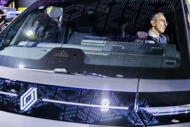 Paris, France October 15, 2026 - Paris Motor Show - Bruno Retailleau POLITIQUE, RETAILLEAU, LR, LES REPUBLICAINS, CAMPAGNE ELECTORALE, SALON DE L AUTOMOBILE, VOITURE, ECONOMIE, CONDUITE, PERMIS DE CONDUIRE, CONDUCTEUR, RENAULT  Copyright: xVincentxIsorex