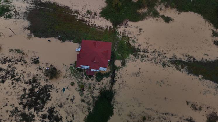 News Bilder des Tages Heavy rain caused flooding in Turkiye s Sakarya SAKARYA, TURKIYE - OCTOBER 15: An aerialview of flooded streets and damaged residential areas after heavy rainfall caused streams and drainage channels to overflow in the Alandere neighborhood of the Kocaali district in Sakarya, Turkiye on October 15, 2026. Homes and roads were submerged due to the localized flash flooding following torrential downpours. Davut Genc Anadolu Sakarya Turkey. Editorial use only. Please get in touch for any other usage.  Copyright: x2026xAnadoluxDavutxGencx
