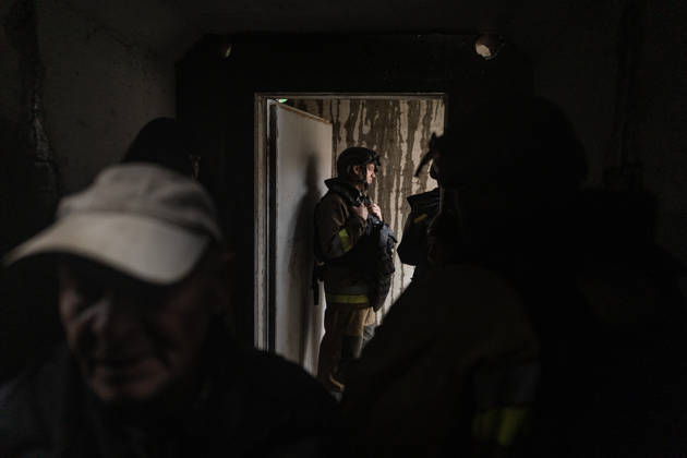 Russian guided-bomb attack in Sloviansk SLOVIANSK, UKRAINE - OCTOBER 15: Rescue workers, Ukrainian firefighters and civilians take cover from a Russian air strike whilst trying to locate Olya’s body under the rubble of a residential building, following a Russian attack with guided bombs in Sloviansk, Ukraine, on 15 October 2026 Diego Herrera Carcedo Anadolu Sloviansk Ukraine. Editorial use only. Please get in touch for any other usage.  Copyright: x2026xAnadoluxDiegoxHerreraxCarcedox