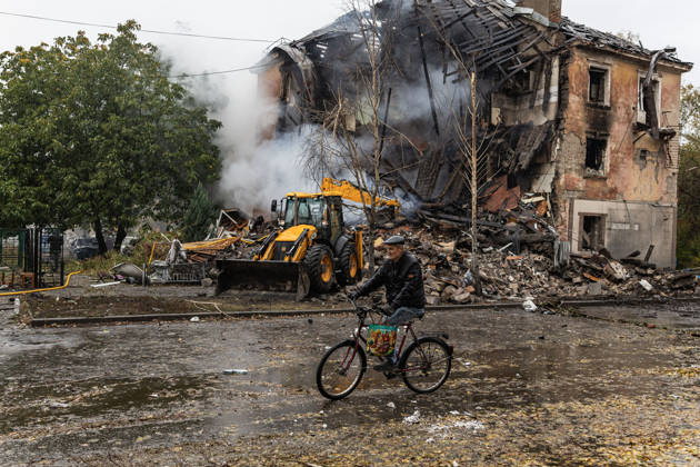 Russian Guided-Bomb Attack in Sloviansk SLOVIANSK, UKRAINE - OCTOBER 15: Ukrainian rescue workers and firefighters are trying to locate Olya’s body under the rubble of a residential building following a Russian guided-bomb attack in Sloviansk, Ukraine, on 15 October 2026 Diego Herrera Carcedo Anadolu Sloviansk Ukraine. Editorial use only. Please get in touch for any other usage.  Copyright: x2026xAnadoluxDiegoxHerreraxCarcedox